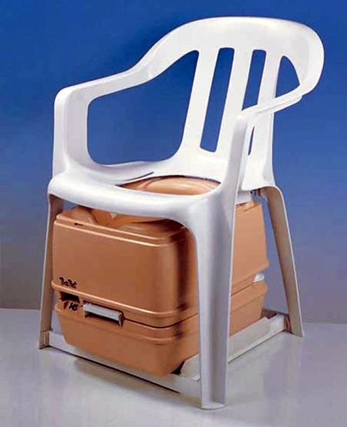 Выпиливают круглое отверстие в пластиковом кресле, укрепляют ножки, ставят под него переносной биотуалет