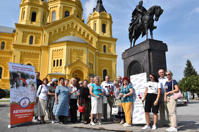 возле православного кафедрального собора во имя святого благоверного князя Александра Невского